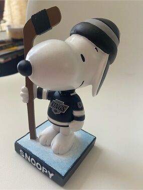 Peanuts Snoopy NHL Los Angeles Kings Hockey Bobblehead - Black & White